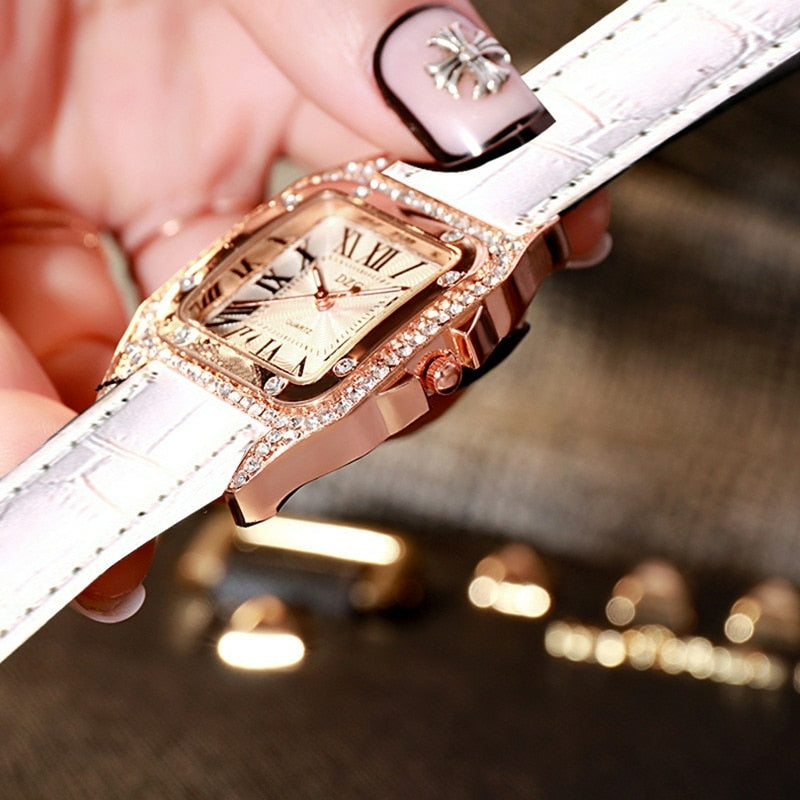 Relógio feminino elegante quadrado com strass.
