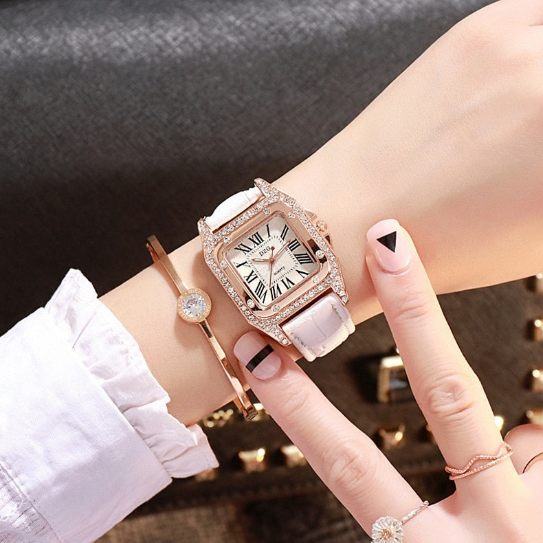 Relógio feminino elegante quadrado com strass.